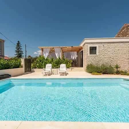 Varos With Shared Pool אוגייאן