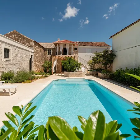 Varos With Shared Pool * אוגייאן