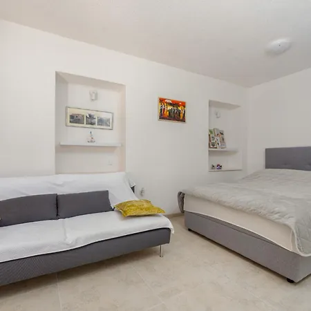 Varos With Shared Pool אוגייאן