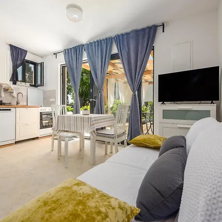 Varos With Shared Pool *