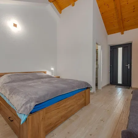 Varos With Shared Pool אוגייאן