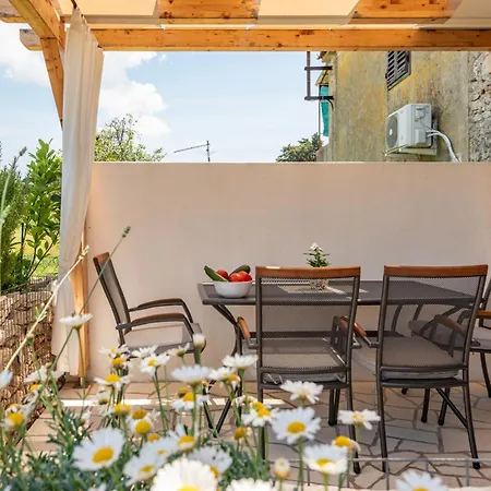 דירה Varos With Shared Pool אוגייאן