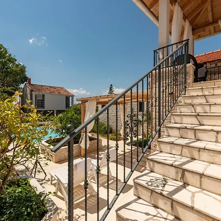 Varos With Shared Pool דירה