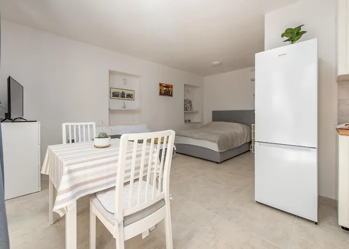 Varos With Shared Pool Apartmán Ugljan