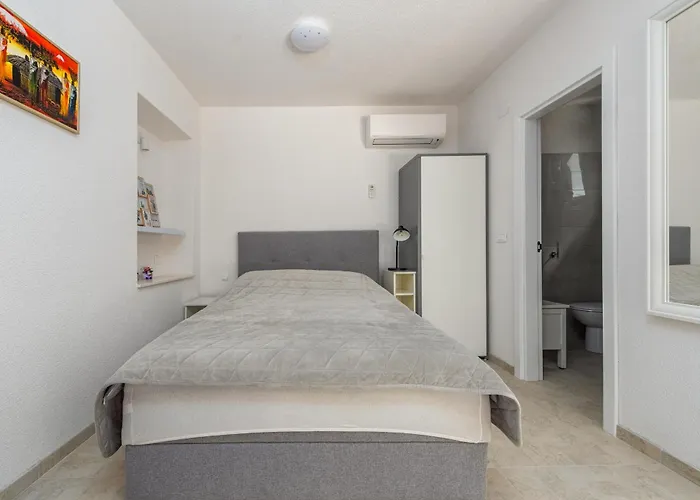 Apartmán Varos With Shared Pool Ugljan