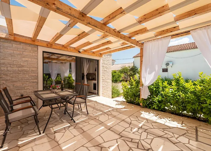 Varos With Shared Pool Apartmán Ugljan