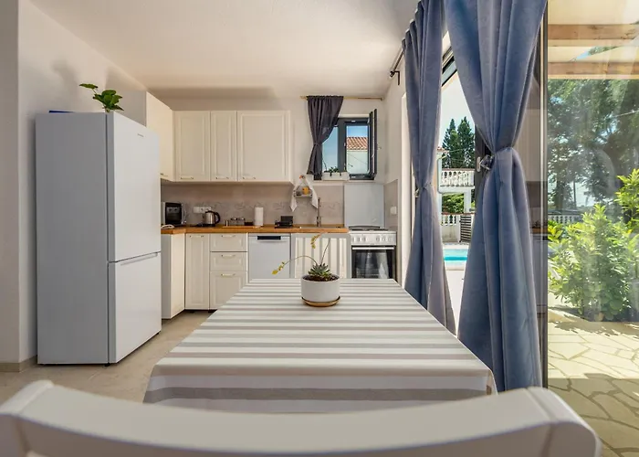 Apartmán Varos With Shared Pool Ugljan