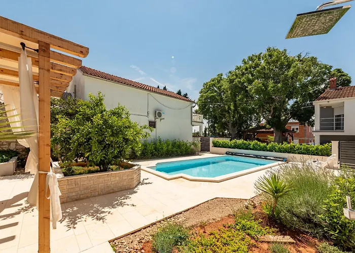 Διαμέρισμα Varos With Shared Pool