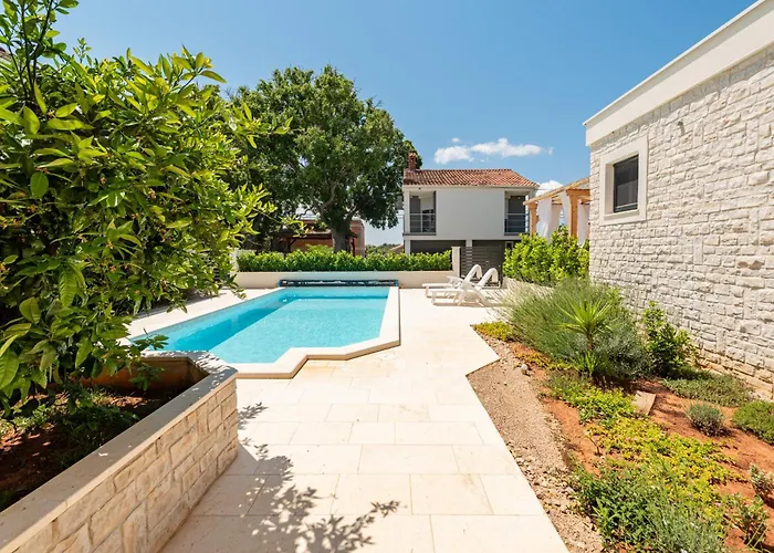 Διαμέρισμα Varos With Shared Pool *