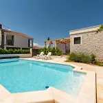 Varos With Shared Pool