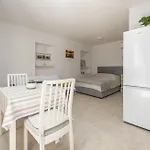 Varos With Shared Pool Appartement Ugljan
