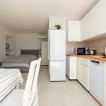 Varos With Shared Pool Appartement Ugljan