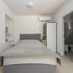 Appartement Varos With Shared Pool Ugljan