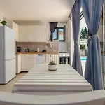 Appartement Varos With Shared Pool Ugljan