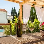 Varos With Shared Pool