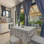 Appartement Varos With Shared Pool *