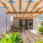 Appartement Varos With Shared Pool Ugljan