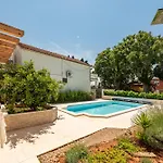 Appartement Varos With Shared Pool
