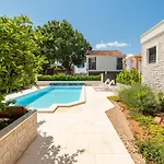 Appartement Varos With Shared Pool *