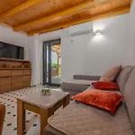 Appartement Varos With Shared Pool