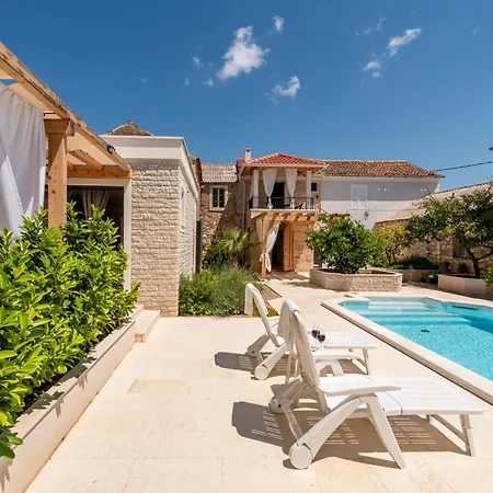 Varos With Shared Pool Appartement