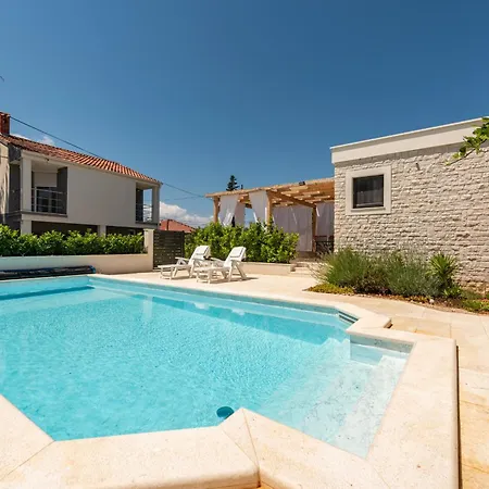 Varos With Shared Pool