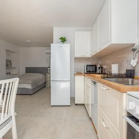 Apartment Varos With Shared Pool