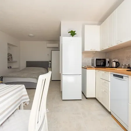 Varos With Shared Pool Apartment Ugljan