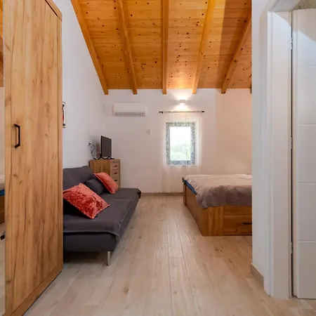 Varos With Shared Pool Apartment