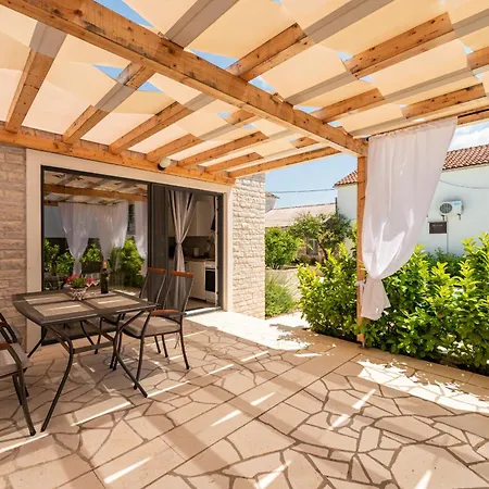 Varos With Shared Pool Appartement Ugljan