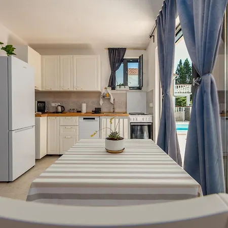 Apartment Varos With Shared Pool Ugljan