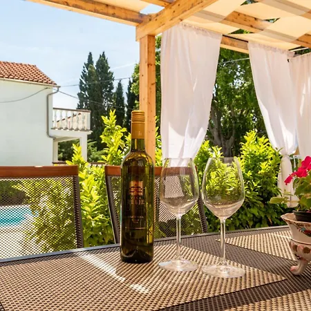 Varos With Shared Pool