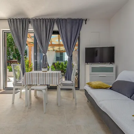 Varos With Shared Pool Apartment