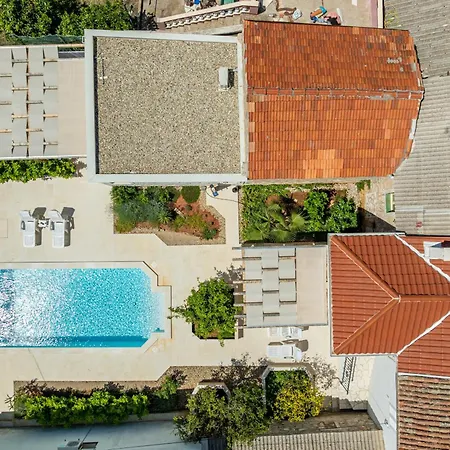 Varos With Shared Pool Apartment Ugljan