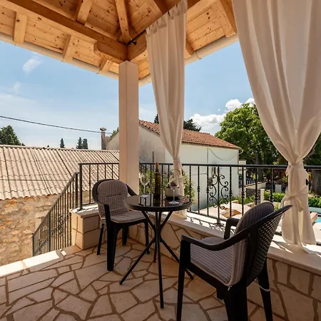 Varos With Shared Pool *