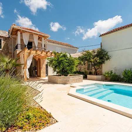 Varos With Shared Pool