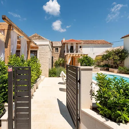 Varos With Shared Pool Appartement