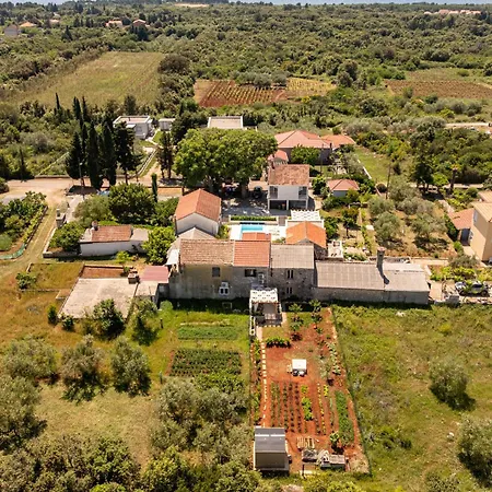 Varos With Shared Pool Apartamento Ugljan