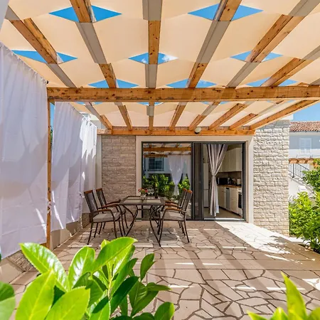 Apartment Varos With Shared Pool Ugljan