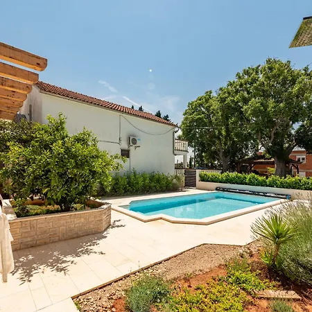 Apartment Varos With Shared Pool