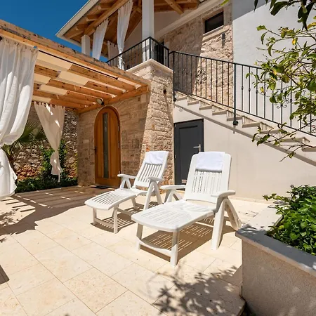 Varos With Shared Pool Apartment *