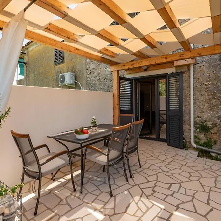 Varos With Shared Pool