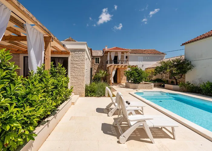 Varos With Shared Pool Apartman