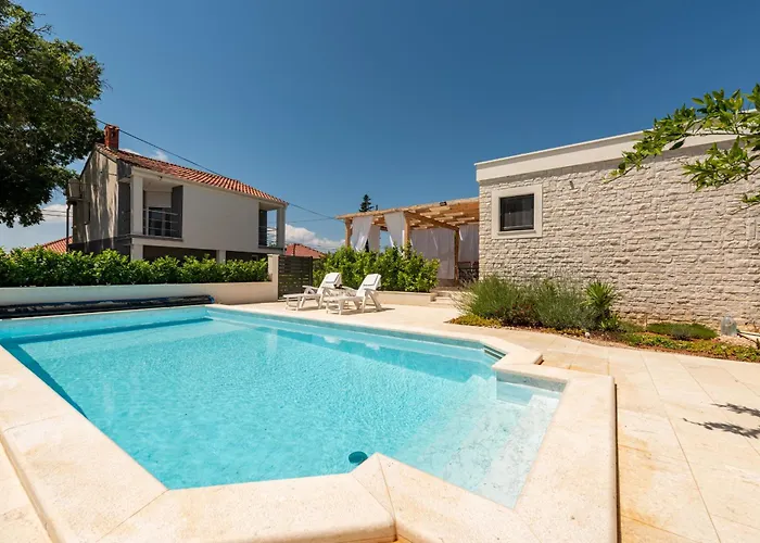 Varos With Shared Pool