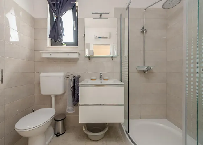 Varos With Shared Pool Apartman