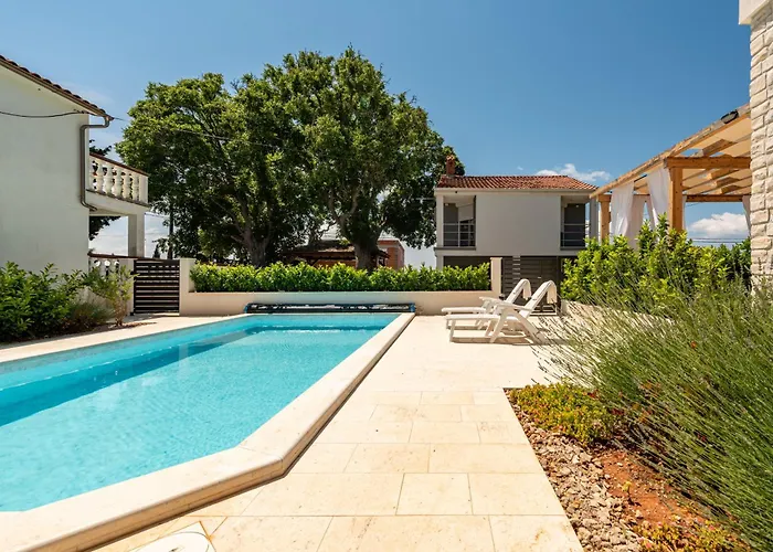 Varos With Shared Pool * Ugljan