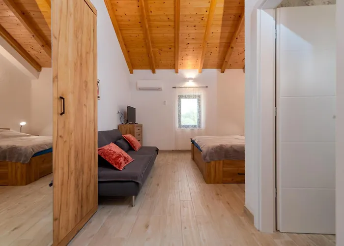 Varos With Shared Pool Apartman