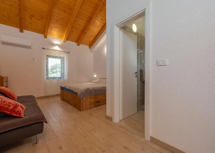 Varos With Shared Pool Apartman *