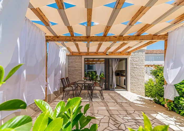 Apartman Varos With Shared Pool Ugljan