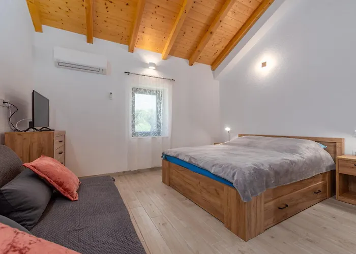 Varos With Shared Pool Apartman *